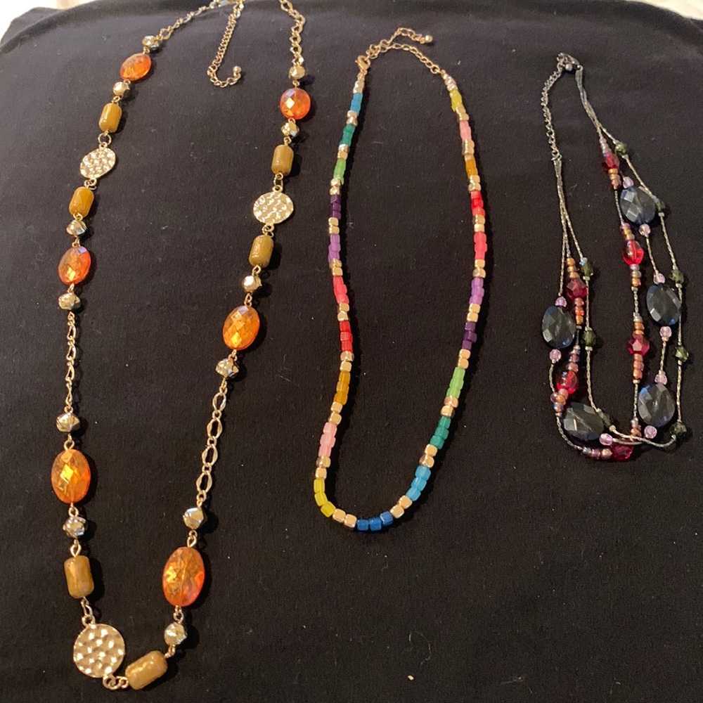 Necklaces 2 gold tone with beads,3th necklace‎ have some beads and black chain